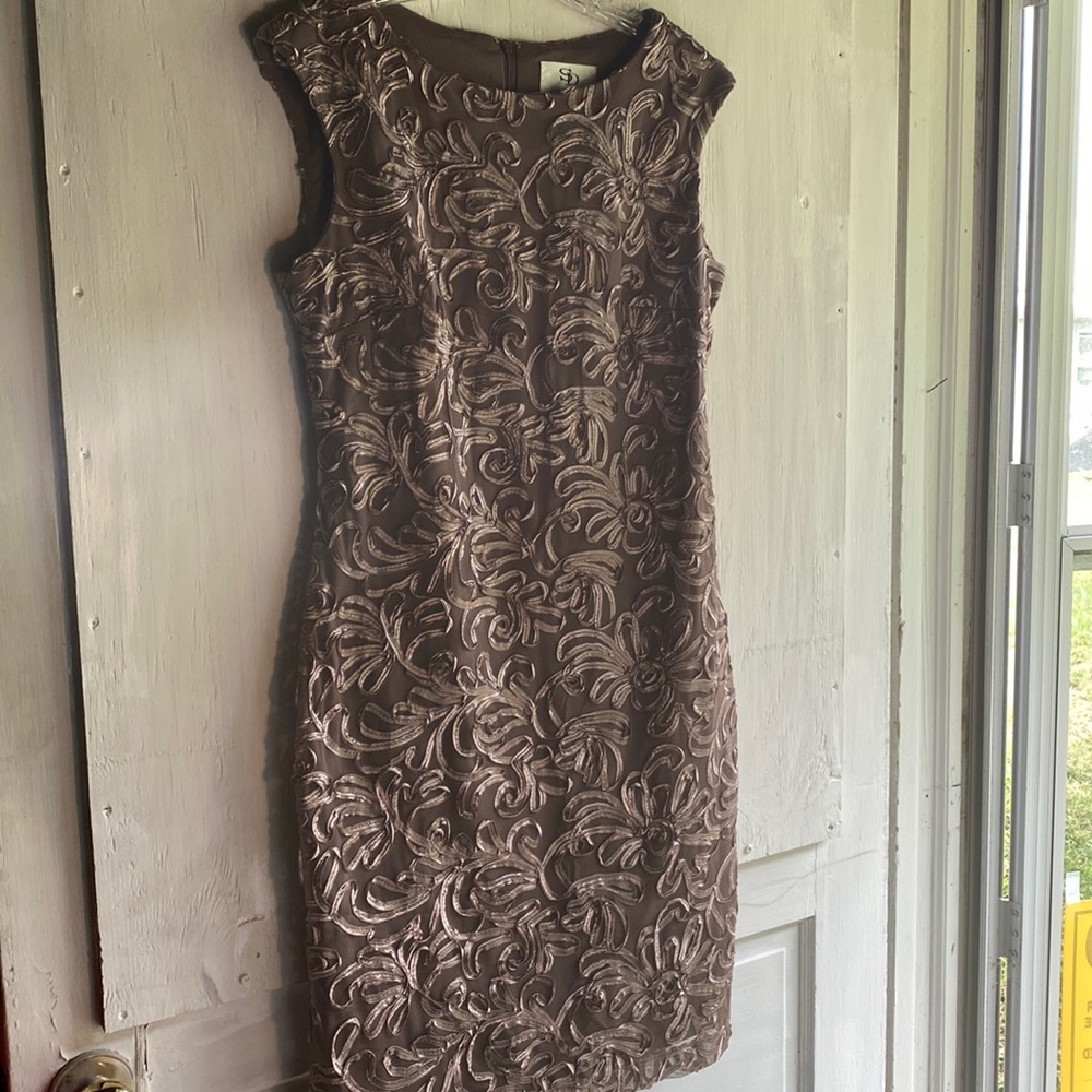 SD Collection Gorgeous Gold Ribbon Shiny Flowers Design Sz 10- Lined